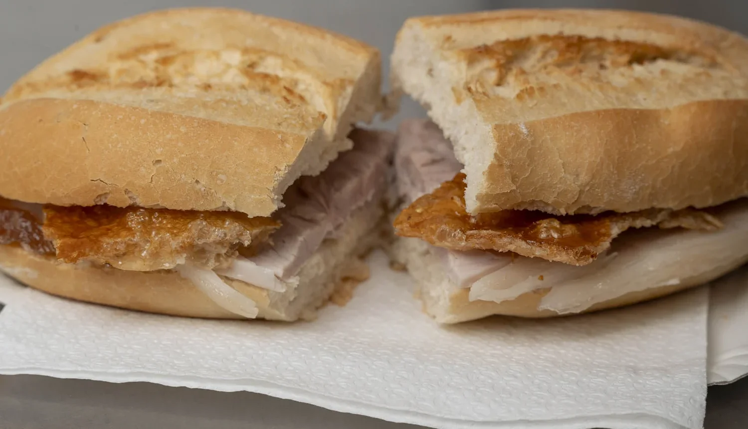 Bocadillo de pata con cortezas
