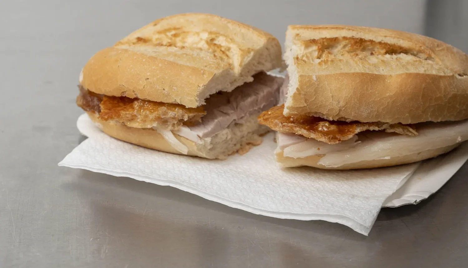 Bocadillo de pata con cortezas