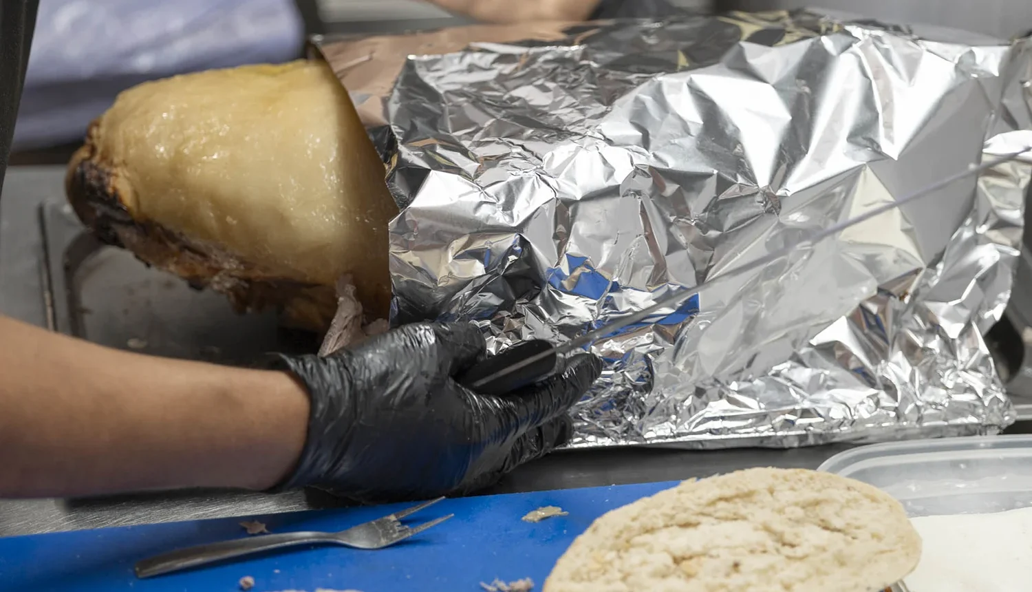 Miembros del equipo preparando bocadillos de pata