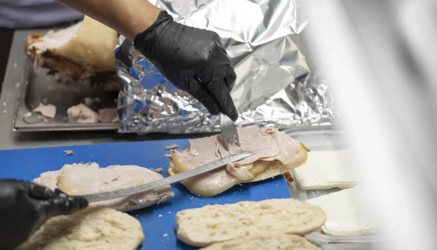 Miembros del equipo preparando bocadillos de pata