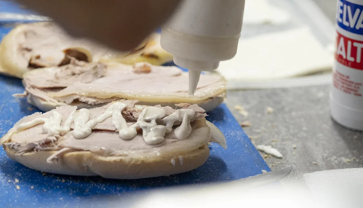 Miembros del equipo preparando bocadillos de pata
