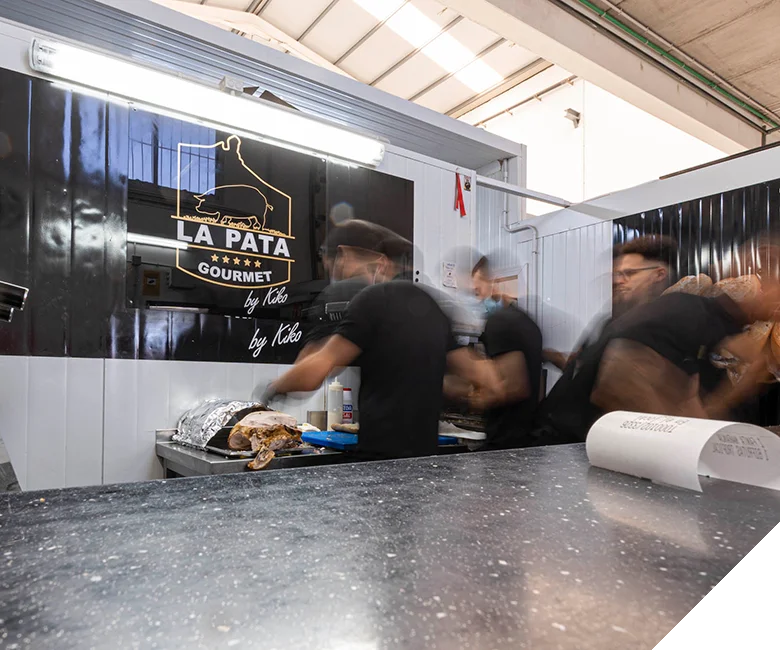 Miembros del equipo preparando bocadillos de pata